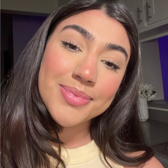 Meet your Posher, Yesenia - Picture 1 of 1